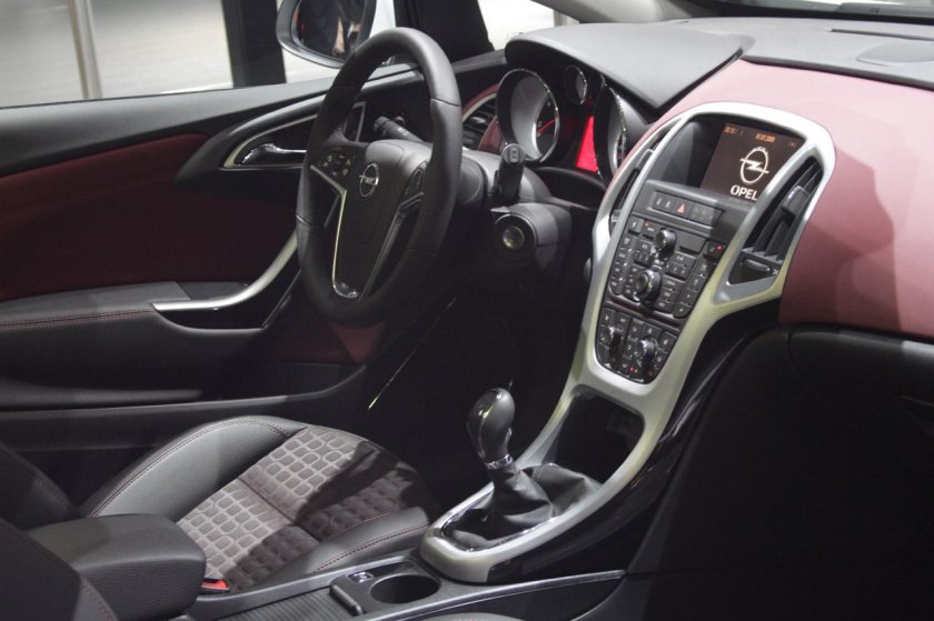 Opel Astra GTC салон