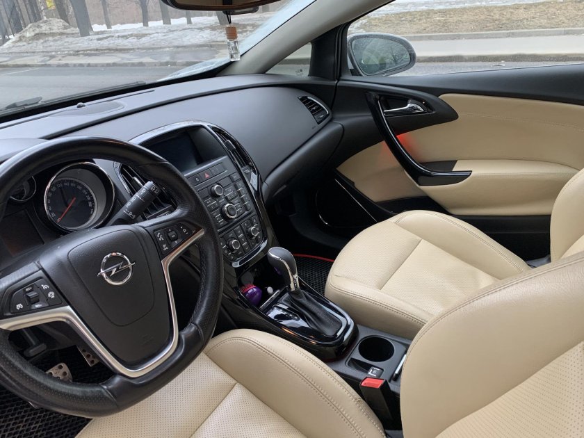 Opel Astra GTC салон