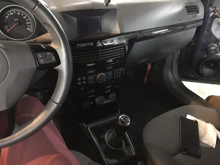 Чёрный вставки в салоне Опель Астра h