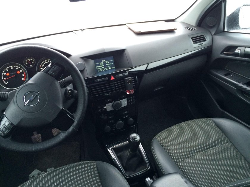 Опель Астра н черный салон