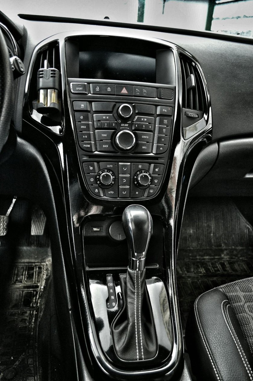 Черный салон Опель Астра j