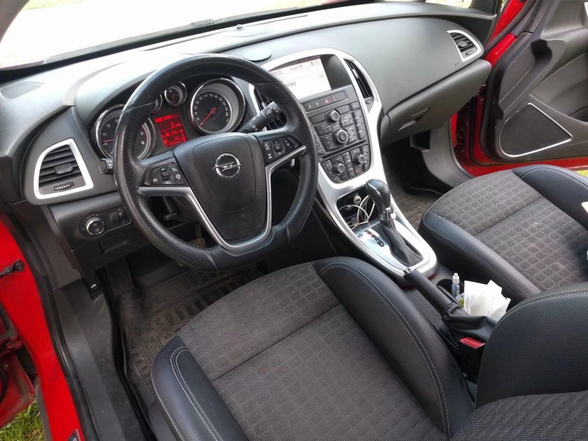 Opel Astra GTC 2013 салон
