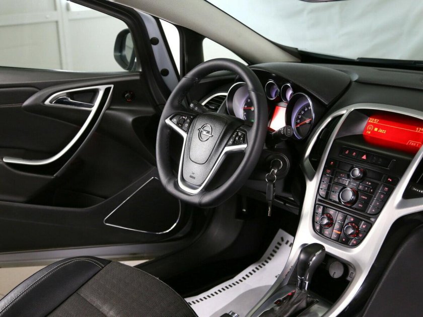 Opel Astra GTC 2012 салон