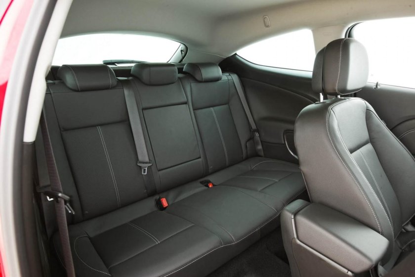 Opel Astra GTC салон сзади