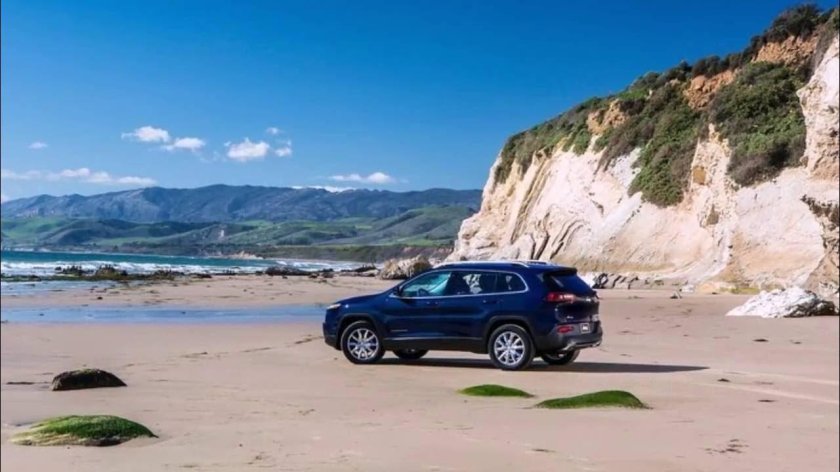 Машина возле моря