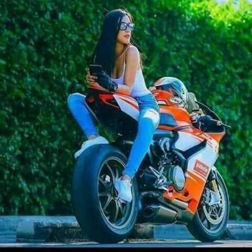 Красивые девушки на спортивных мотоциклах