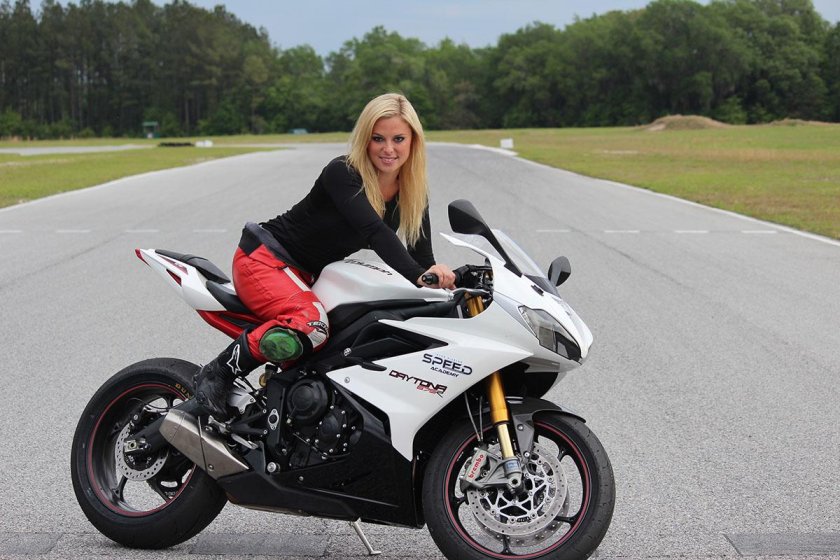 Девушка на мотоцикле