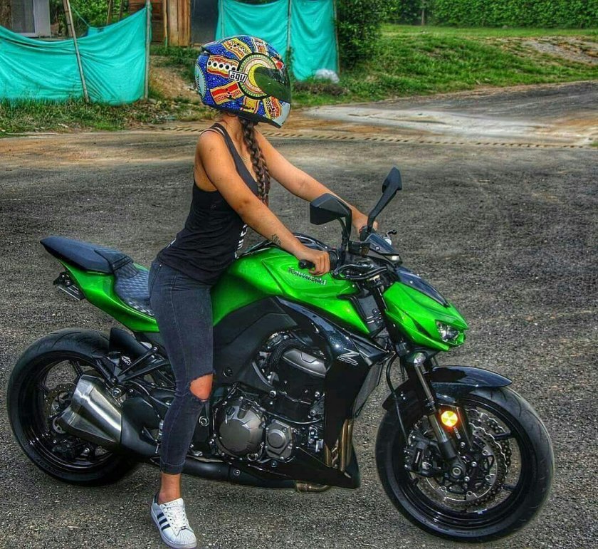 Kawasaki z1000 с девушкой