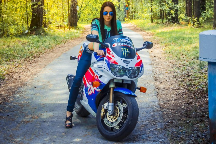 Девушка на Хонде мото