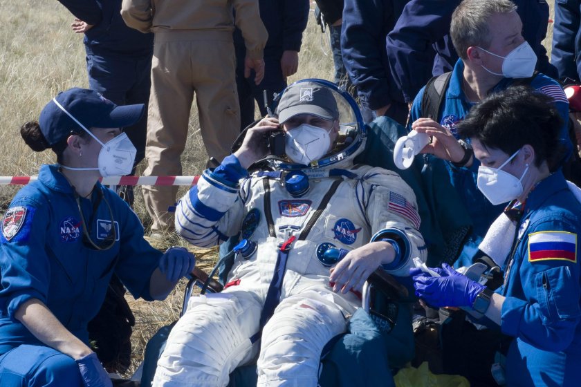 Космонавты приземлились