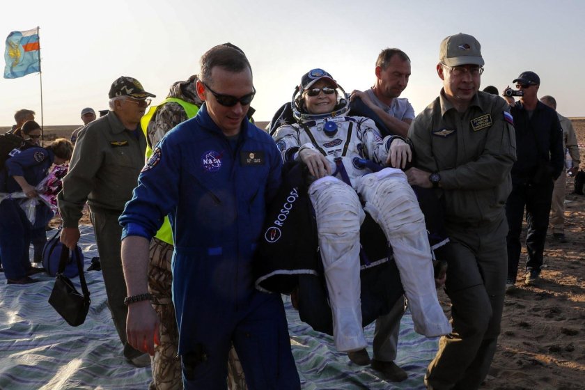 Возвращение космонавты в капсуле