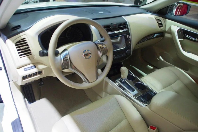 Ниссан Теана 2014 белая салон