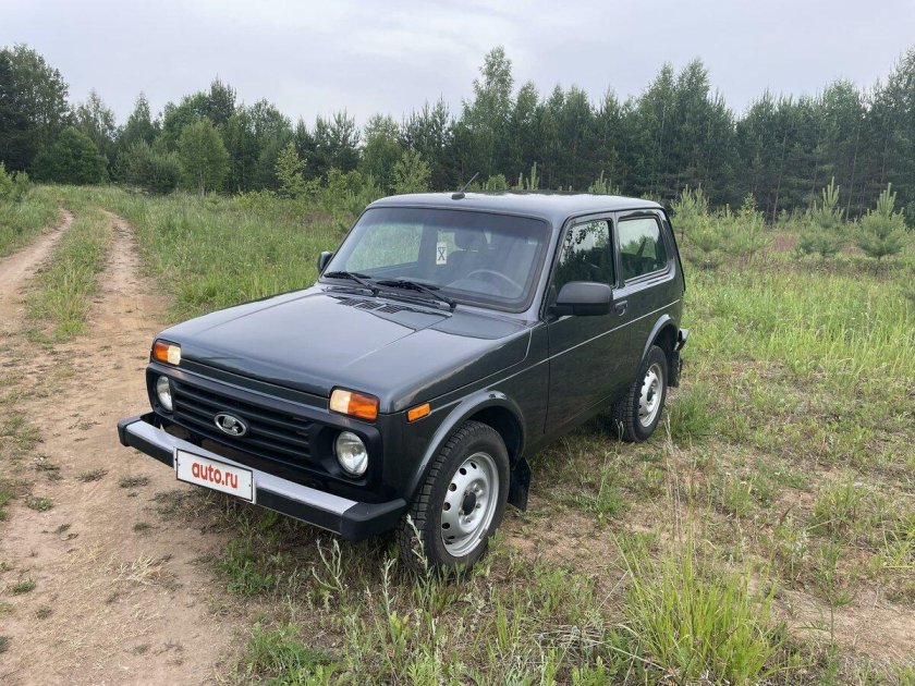 Нива 21214 темно зеленая