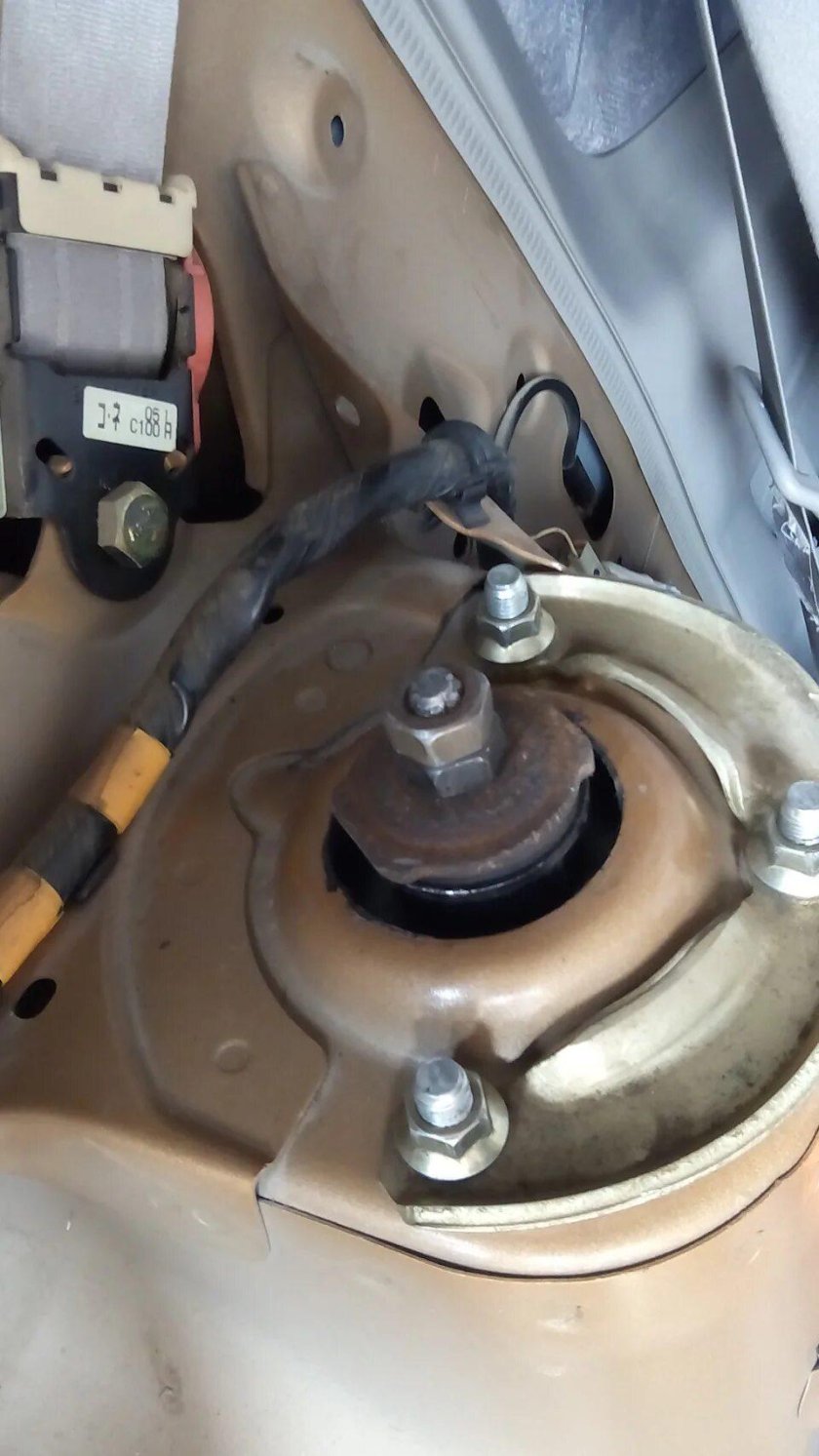 Стук на задней стойке Мазда Премаси