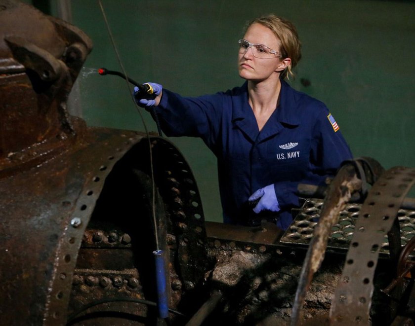 Женщина на подводной лодке