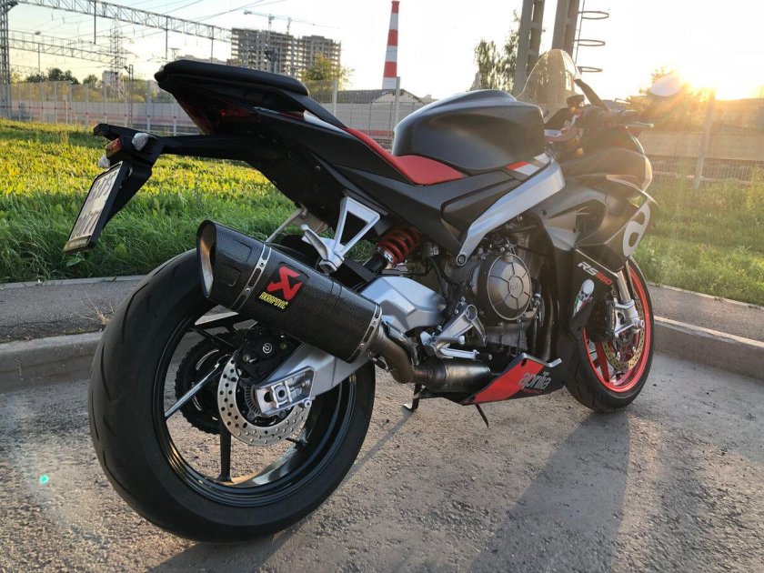 Черный спортивный мотоцикл