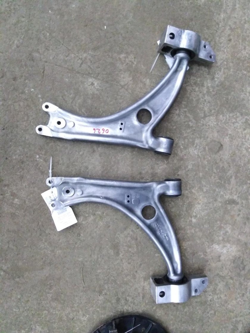 Передний рычаг Шкода Октавия а5