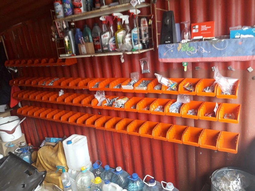 Лотки для метизов в гараже