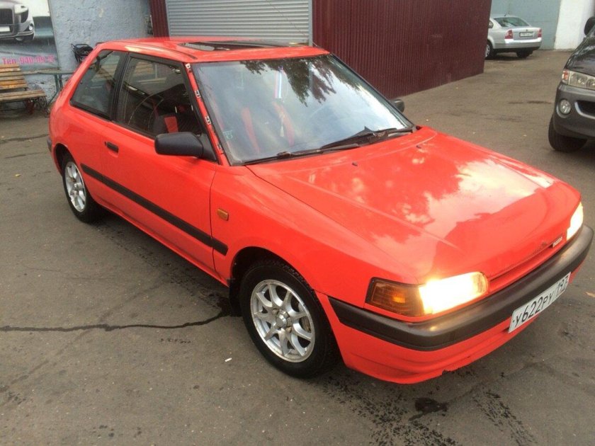 Mazda 323 1990