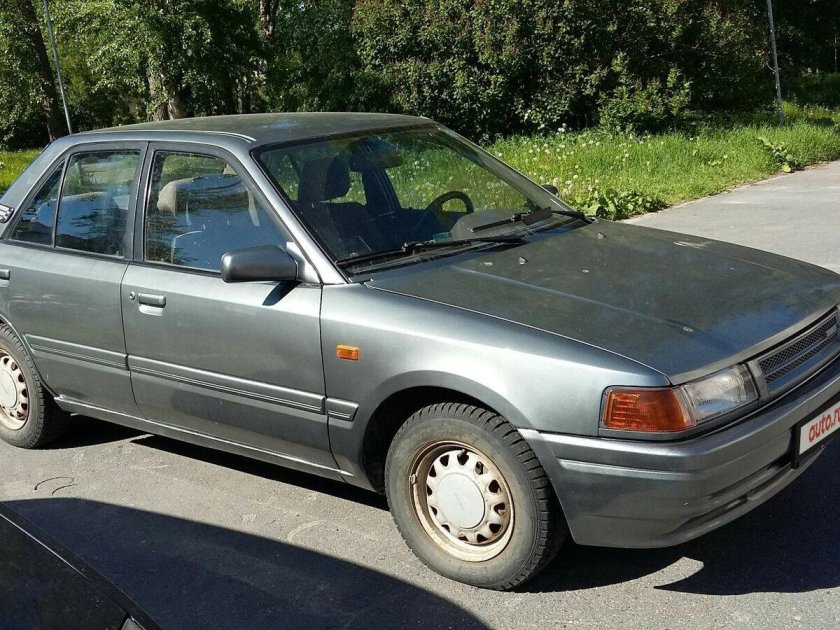 Мазда 323 1993 седан
