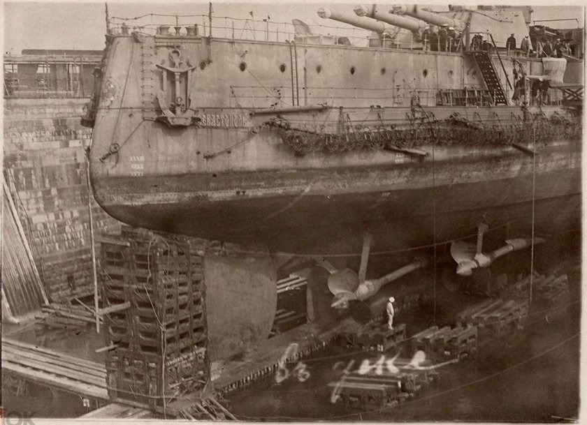 Линкор Севастополь в доке