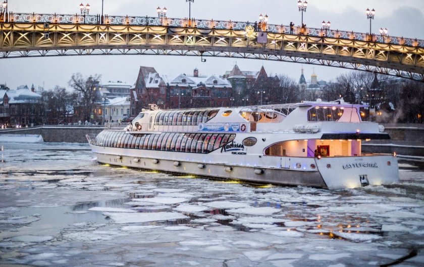 Корабль Рэдиссон Москва река