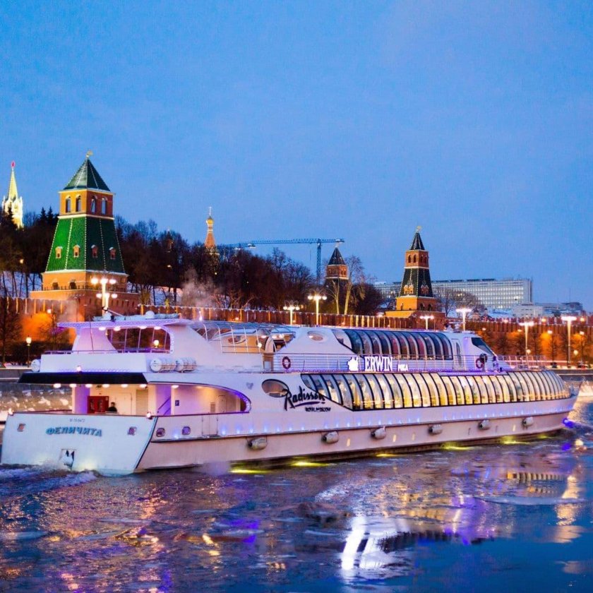 Корабль Рэдиссон Москва река