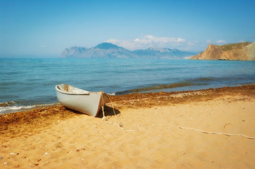 Побережье с лодками