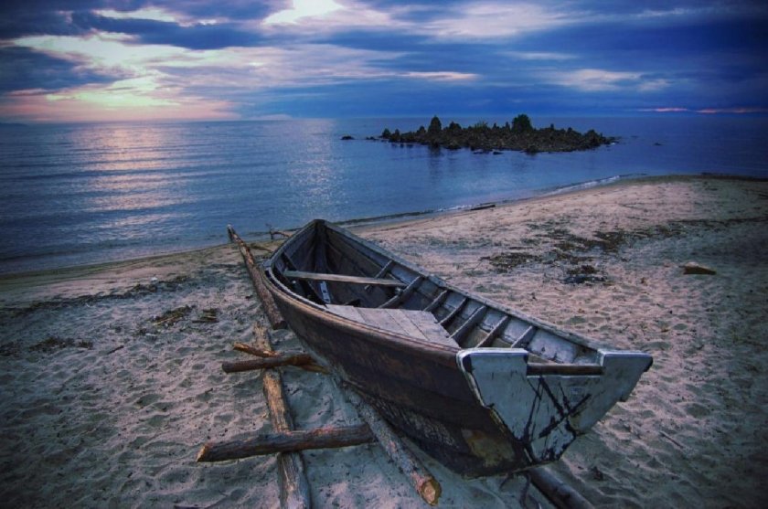 Старая деревянная лодка