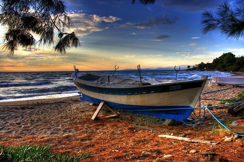 Лодка в море