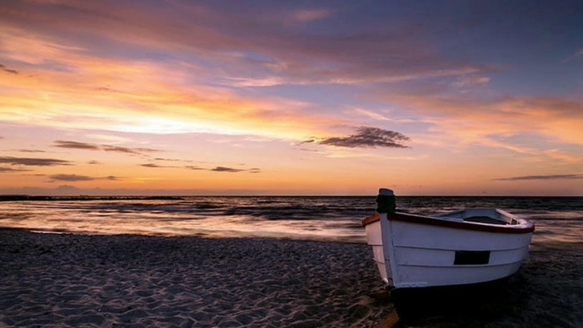 Лодка в море