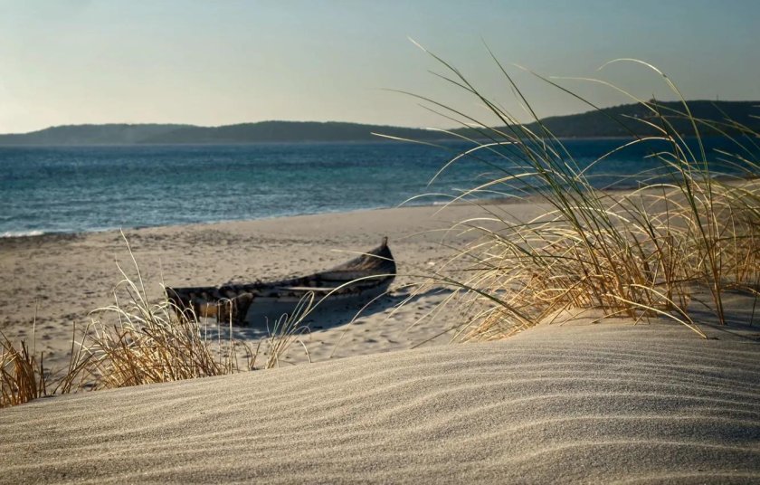 Лодка на берегу моря