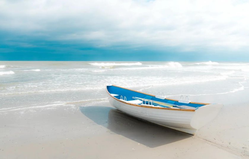 Лодка в море