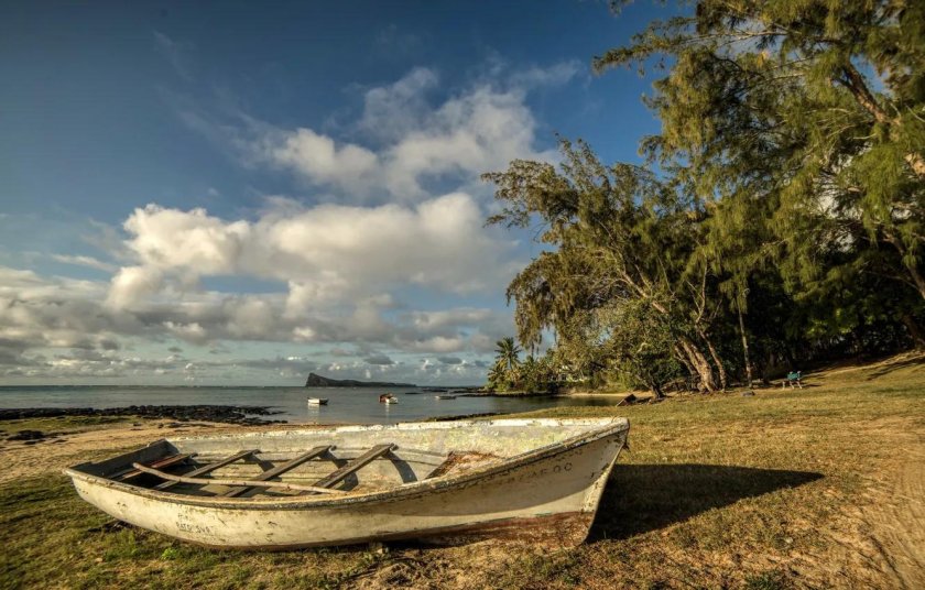 Старая деревянная лодка