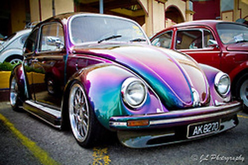 Фольксваген Жук зеленый хамелеон