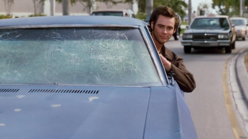 Джим Керри едет в машине Эйс Вентура