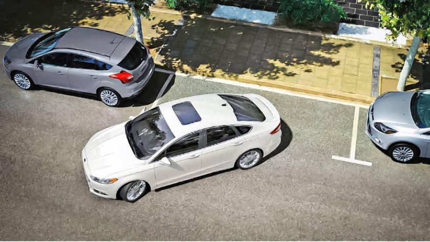 Автомобиль паркуется