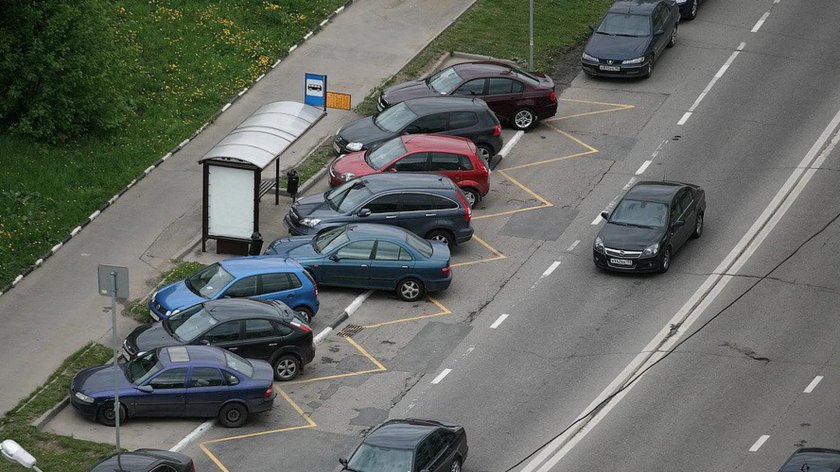 Парковка вдоль дороги