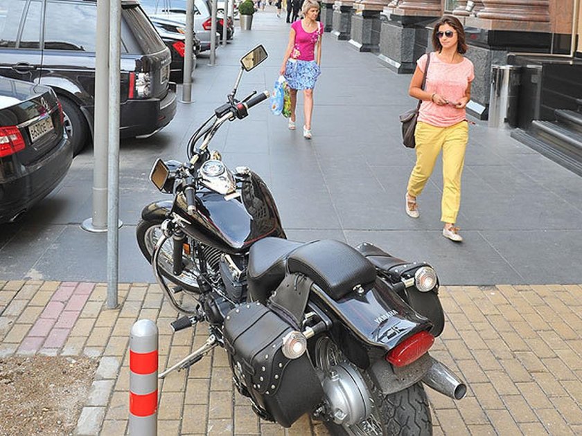 Мотоцикл на тротуаре