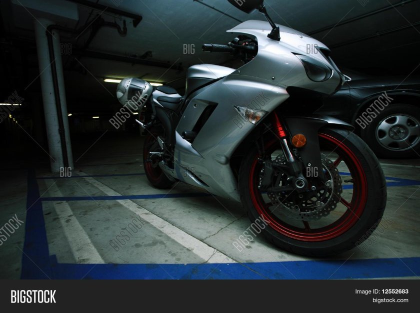 Спорт байк в гараже