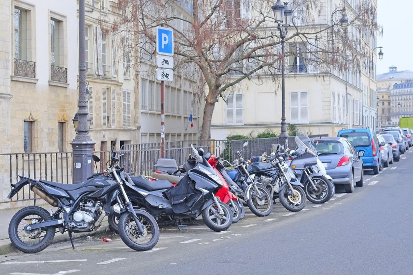 Припаркованный мотоцикл