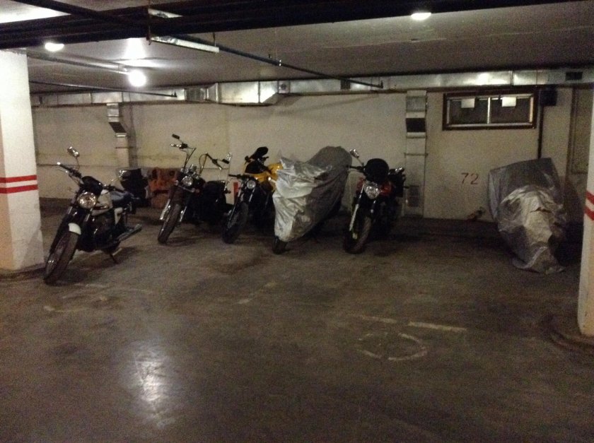 Мотоцикл в подземном паркинге