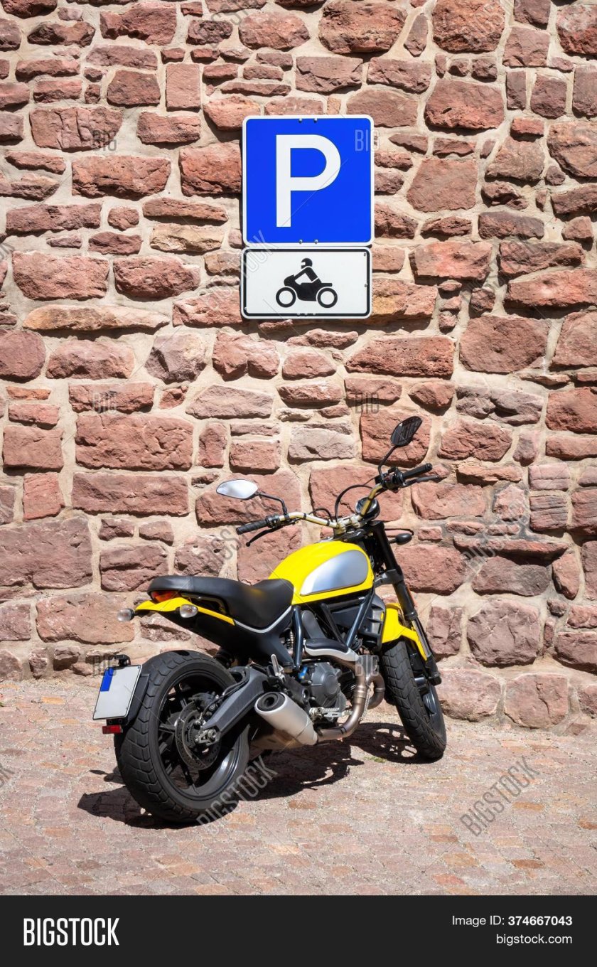 Парковка мотороллера в Германии