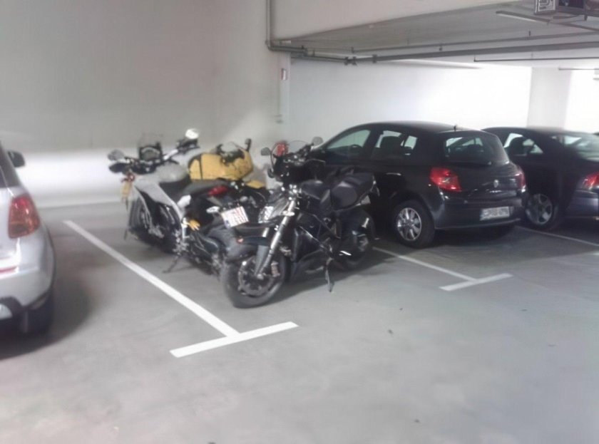 Мотоцикл в подземном паркинге
