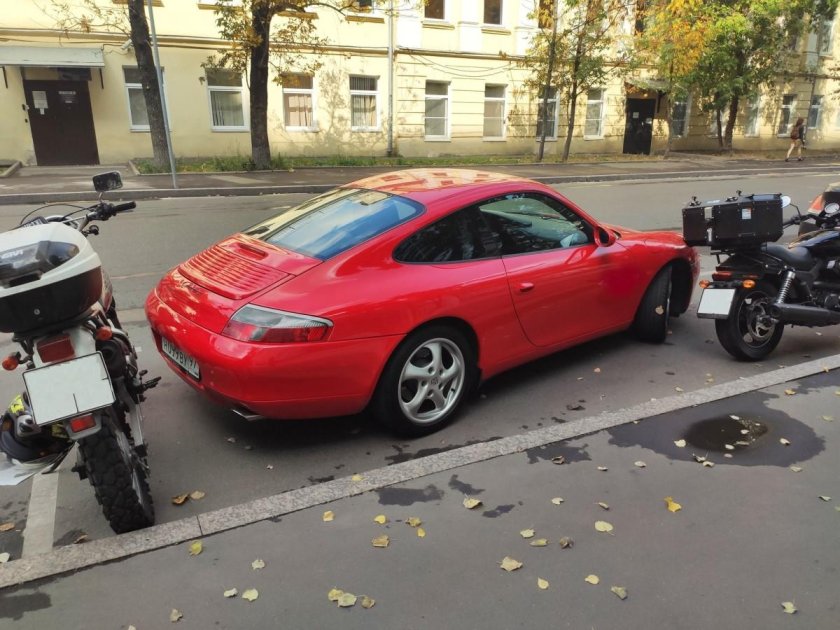 Мотоцикл в паркинге