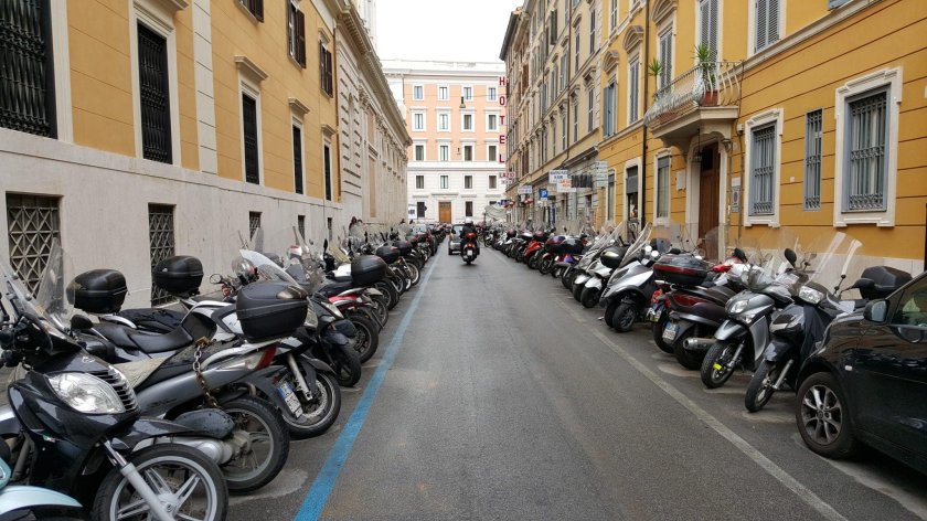 Парковка мото в Москве