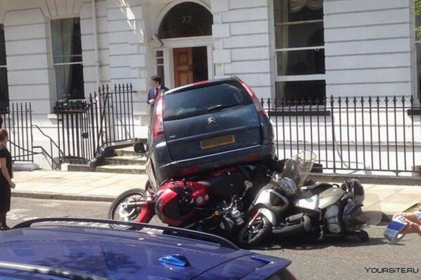 Припаркованный мотоцикл