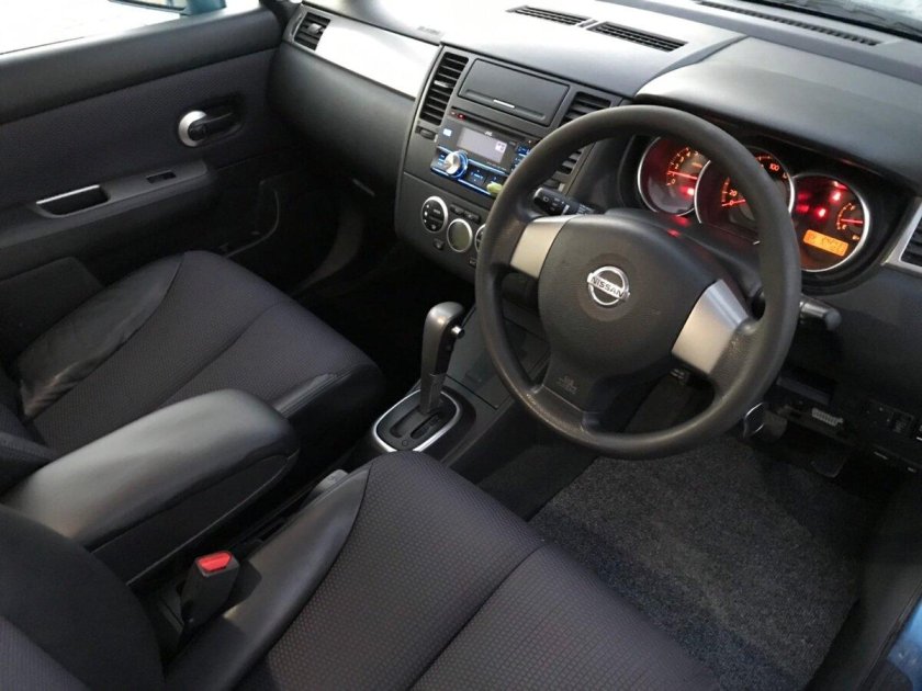 Ниссан Тиида 2005 седан салон