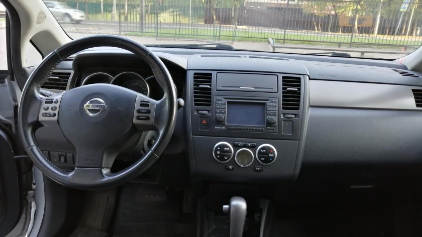 Nissan Tiida 2008 седан салон