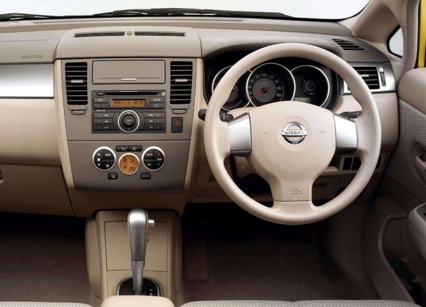 Nissan Tiida 2008 салон